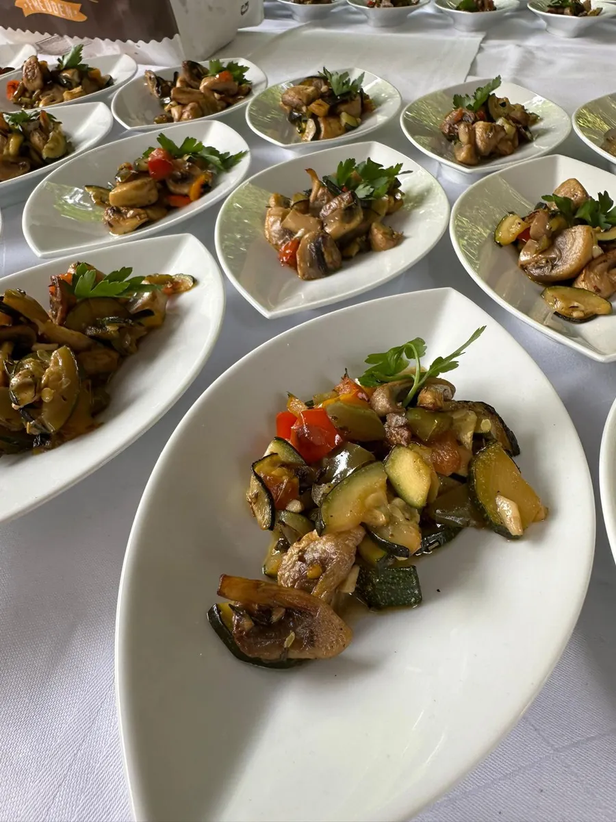 Angerichtete Teller beim Grill-Event